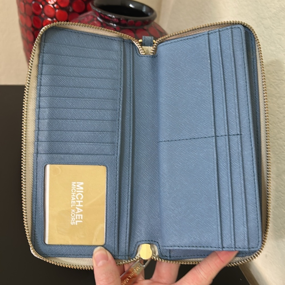 MICHAEL Michael Kors Illustrations Fly Away Travel Continental Wallet - Picture 12 of 16